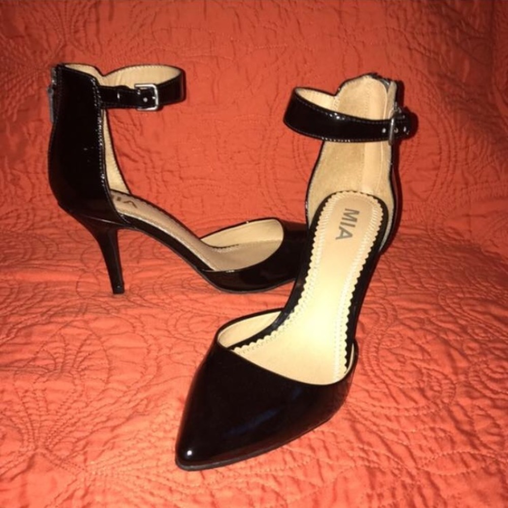 M.I.A black pointy heels